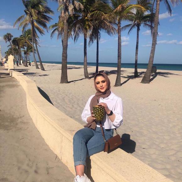 Profile Picture of Farah Omar (@farfah) on Poshmark