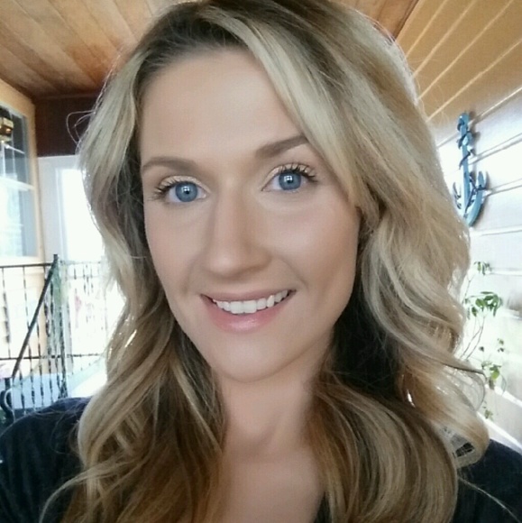 Amanda Ackner - Poshmark Profile Picture of Amanda Ackner (@bean12306) on Poshmark