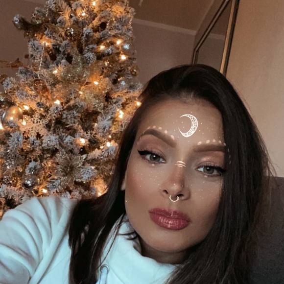 Profile Picture of Audrey Cardenas (@audreycarden480) on Poshmark