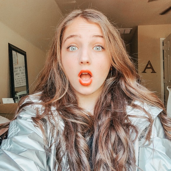 Profile Picture of Anna Tuxhorn (@atuxhorn) on Poshmark