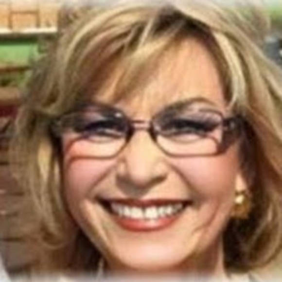 Profile Picture of Deborah Fayman (@deborahfayman) on Poshmark
