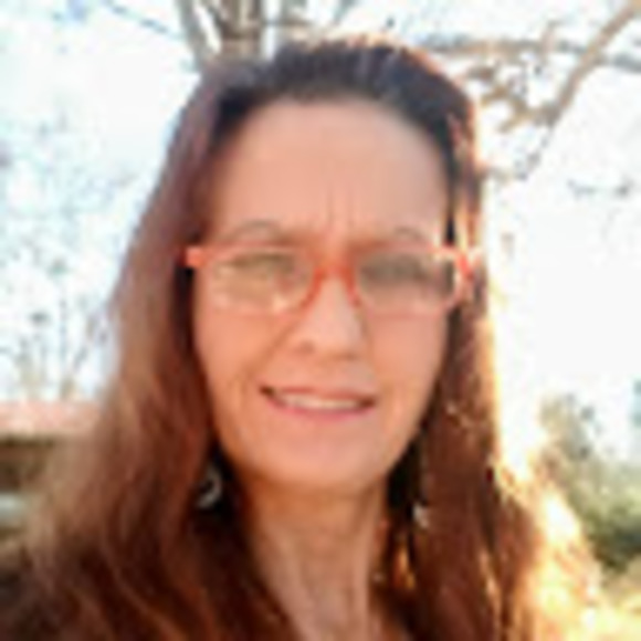 Profile Picture of Lisa Yates (@bobbycobb99) on Poshmark