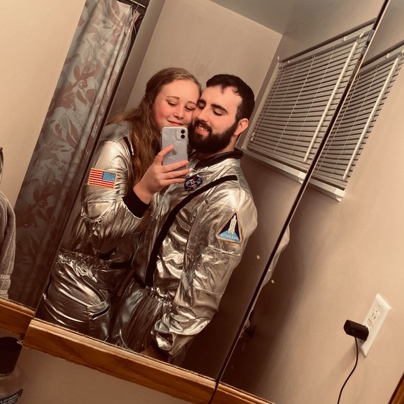 Profile Picture of Elizabeth Betsinger (@sissybets8) on Poshmark