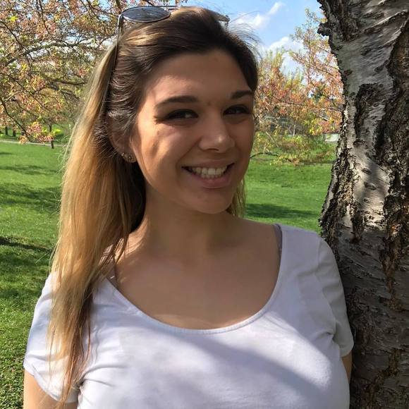 Profile Picture of Emma Papoi (@emma_papoi1) on Poshmark