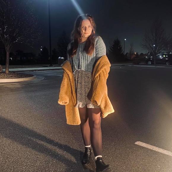 Profile Picture of Emily Esmond (@emilydarlene11) on Poshmark