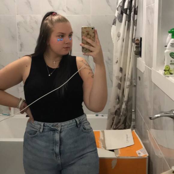 Profile Picture of Melitah Rosolen (@letipie) on Poshmark