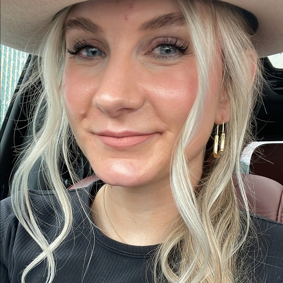 Profile Picture of Maggie Schlimgen (@maggieschlimgen) on Poshmark