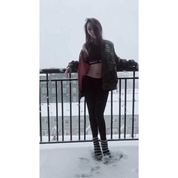 Profile Picture of Wei Zhang (@zzwcoco92) on Poshmark