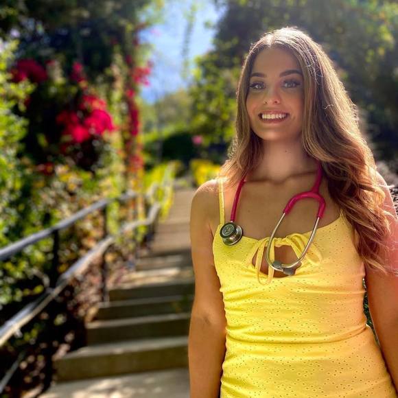 Profile Picture of Lauren Triana (@laurentrianaa) on Poshmark