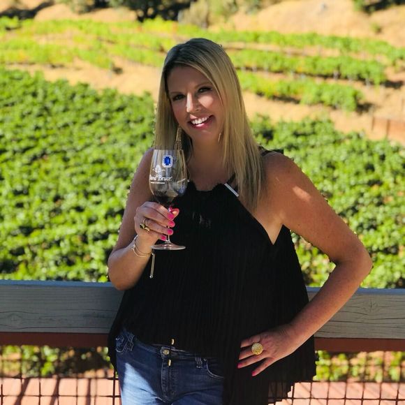 Profile Picture of Renee Rathbun (@reneer_us) on Poshmark