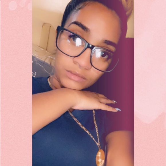 Profile Picture of Desirre Onativia (@lildesi868) on Poshmark