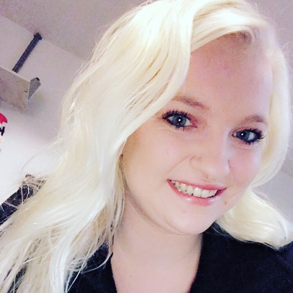 Alyssa Asbach - Poshmark Profile Picture of Alyssa Asbach (@alyssaasbach) on Poshmark