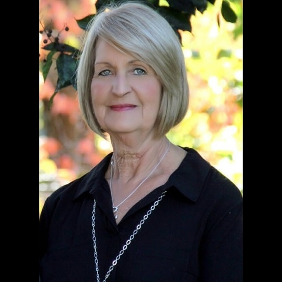 Profile Picture of Linda Oody (@oodyln) on Poshmark