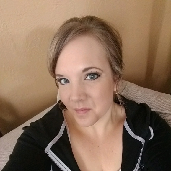 Profile Picture of Cassie Avink (@cassieavink) on Poshmark