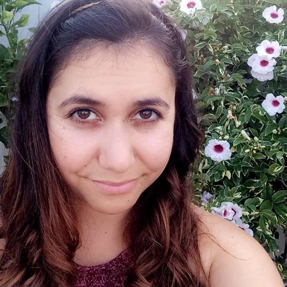 Profile Picture of Lizz Angier (@eangier) on Poshmark