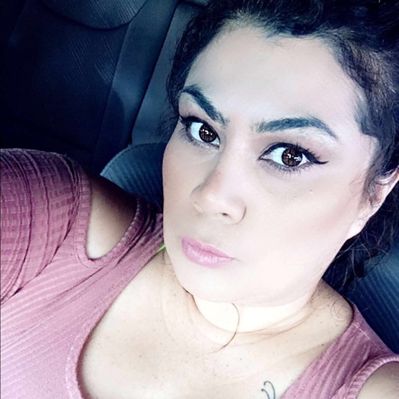 Profile Picture of Divina Divina (@divinaella11) on Poshmark