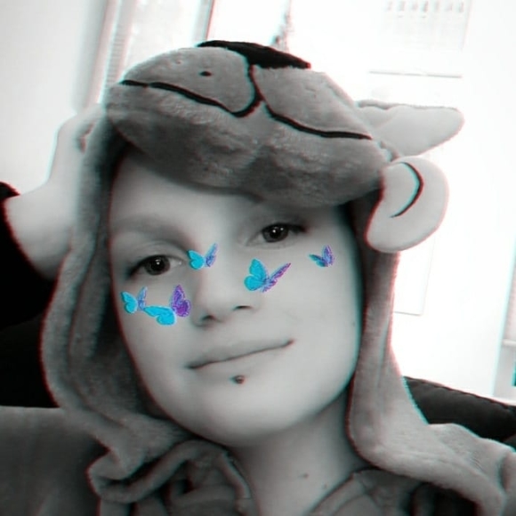 Profile Picture of Phoebe Parker (@pjparkergirl10) on Poshmark