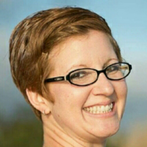 Profile Picture of Elizabeth Raynor (@earaynor) on Poshmark