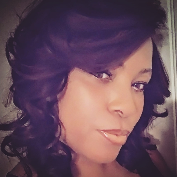 Profile Picture of Kim Flake (@kimmjohnson) on Poshmark