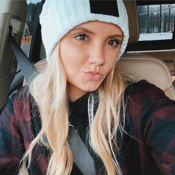 Profile Picture of Nikki Differt (@diffenik) on Poshmark