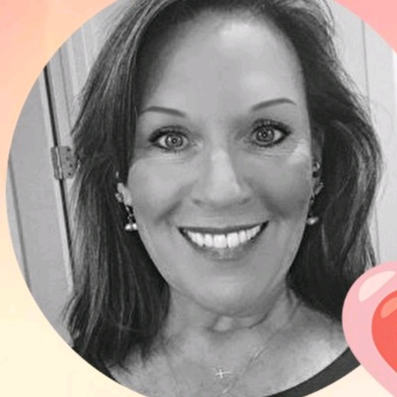 Profile Picture of Lori Edgar (@lase59) on Poshmark