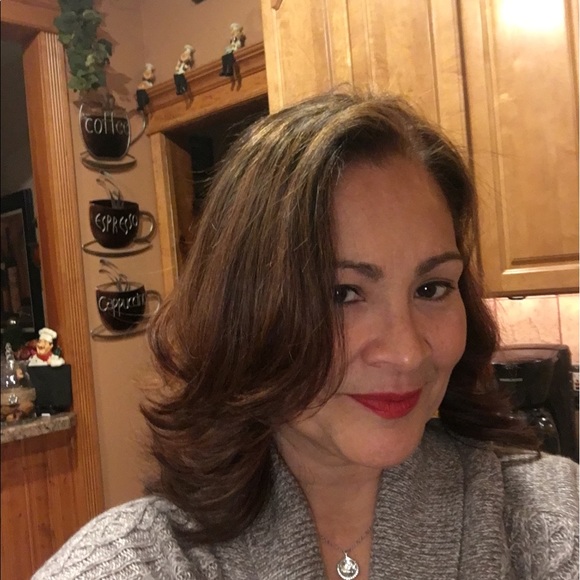 Profile Picture of Gloria Espinoza (@gespinoza266) on Poshmark