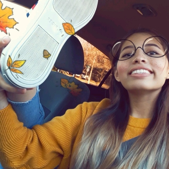 Profile Picture of Athena Lopez (@a_the_na) on Poshmark