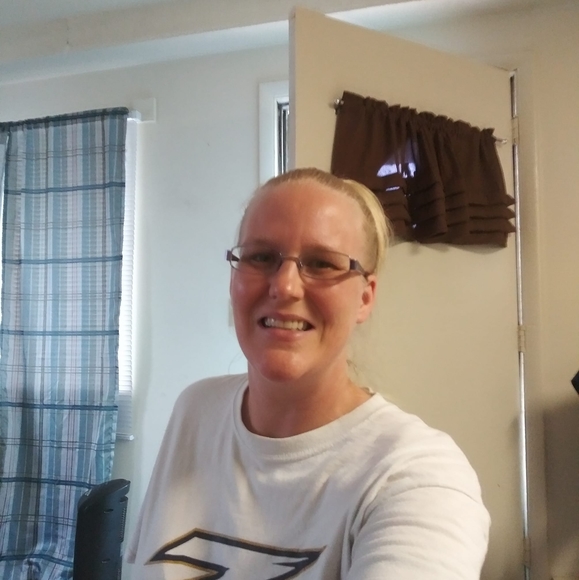 Profile Picture of Stephanie Thompson (@carmen040586) on Poshmark