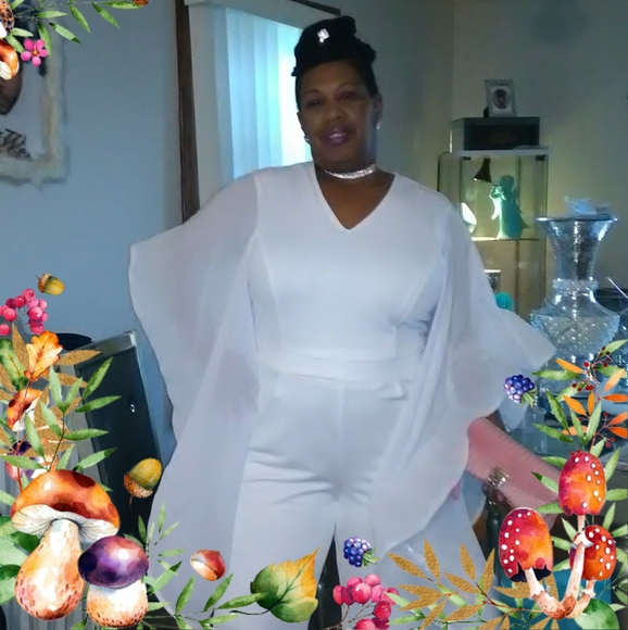 Profile Picture of Lisa Barrett (@lisabarrett675) on Poshmark