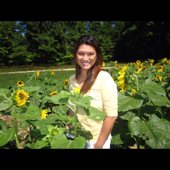 Profile Picture of Daisy Sison (@dsison) on Poshmark