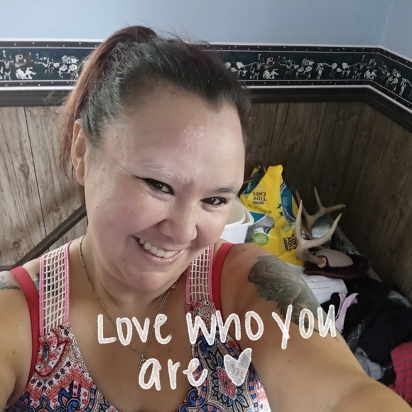 Profile Picture of Liz Zaracki (@lizzaracki) on Poshmark