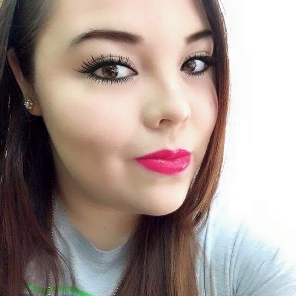 Profile Picture of Ojitos Bonitos (@rosav1994) on Poshmark