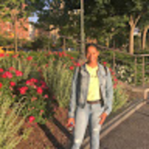 Profile Picture of Tori Anderson (@toriand3rson) on Poshmark