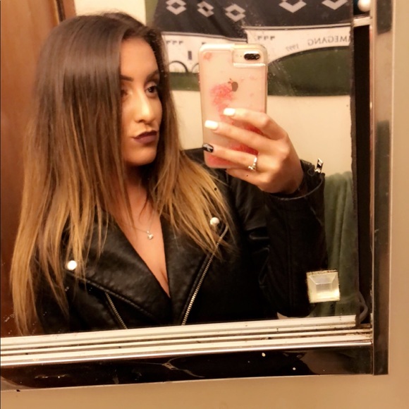Profile Picture of Danielle Hoglund (@daniellehoglund) on Poshmark
