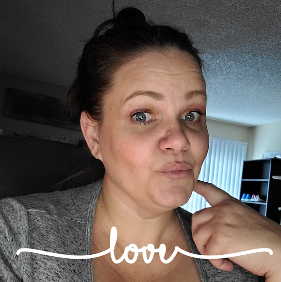 Profile Picture of Sabra Robertson-silva (@sabrasilva) on Poshmark