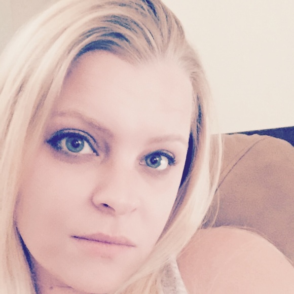 Profile Picture of Anna Anguzza (@annaanguzza) on Poshmark