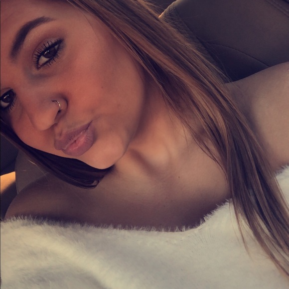 Profile Picture of Izzy Lallouche (@izzy0804) on Poshmark