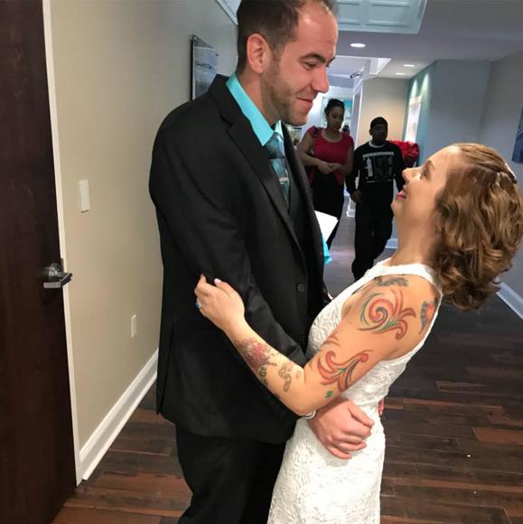 Profile Picture of Lauren Theinert (@lillaurenstar) on Poshmark