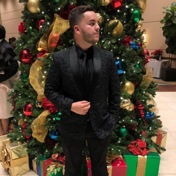 Profile Picture of Adrian Ontiveros (@adrianonti) on Poshmark