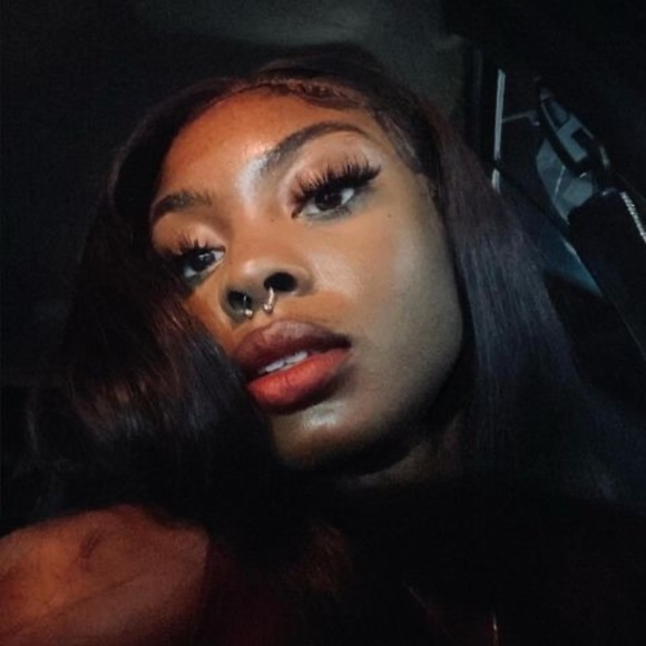 Profile Picture of Maya Holmes (@freebandmaya) on Poshmark