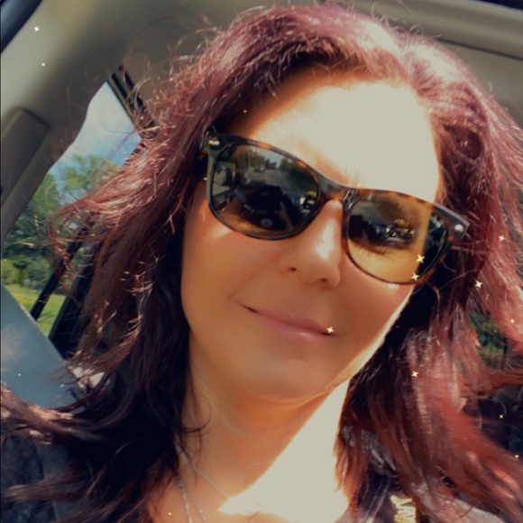 Profile Picture of Kim Albers (@aksalbers) on Poshmark