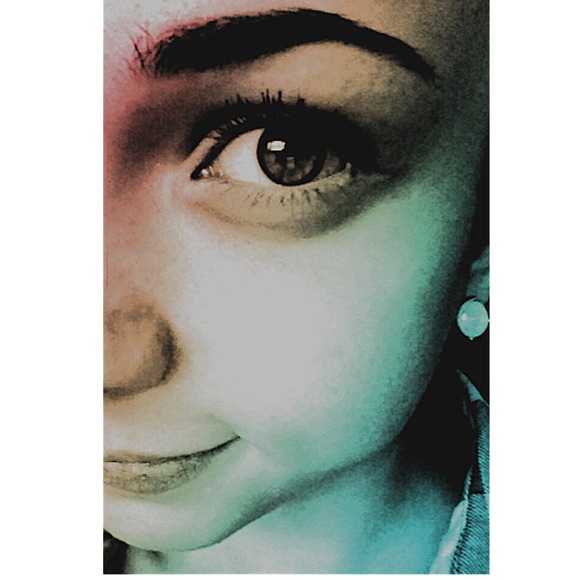 Profile Picture of Amelia Gullo (@gulloak) on Poshmark