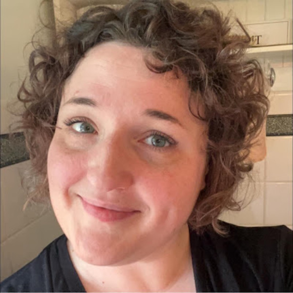 Profile Picture of Kristina Mok (@kristinamok6114) on Poshmark