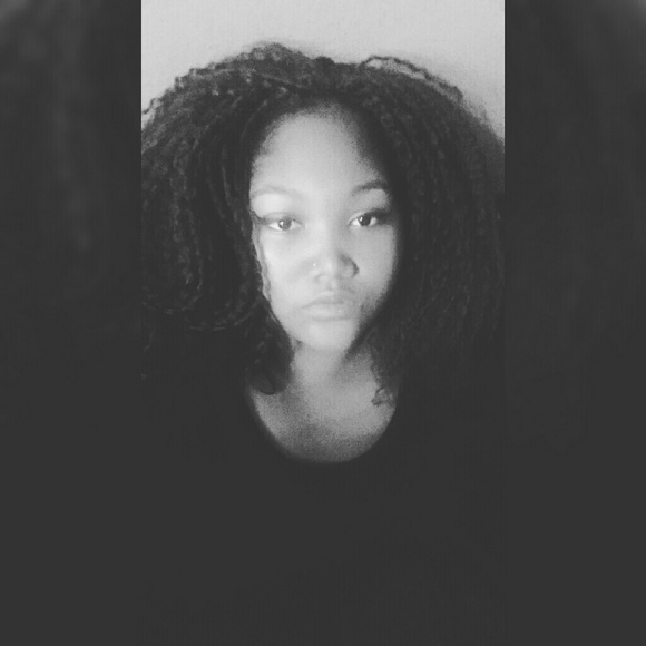 Profile Picture of Alexus Booth (@alexusthealien) on Poshmark