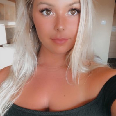 Profile Picture of Christi Marie (@Christiiibee) on Twitter