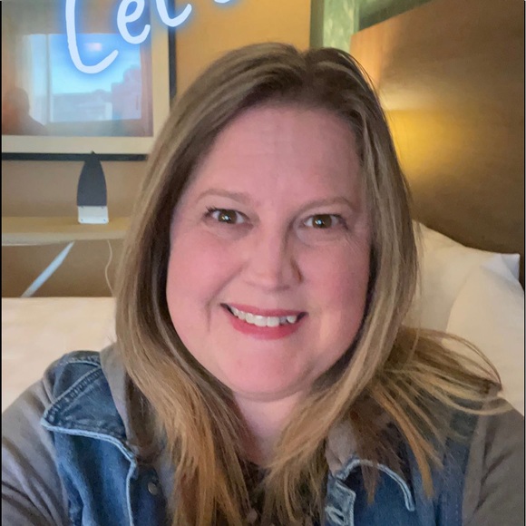 Profile Picture of Carlee Tumilty (@carleetumilty) on Poshmark