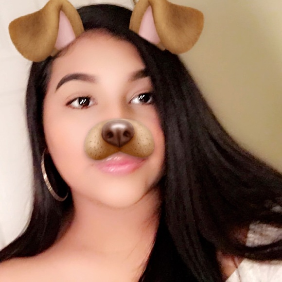 Profile Picture of Daniela Gomez (@danigomez03) on Poshmark