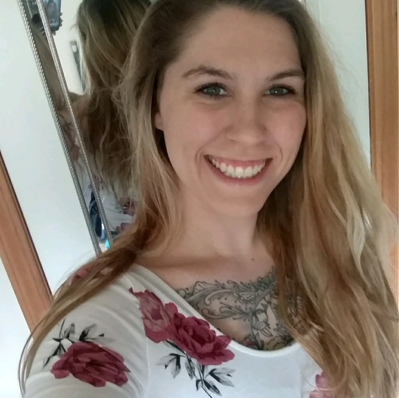 Profile Picture of Haley Humphrey (@turntupkia) on Poshmark