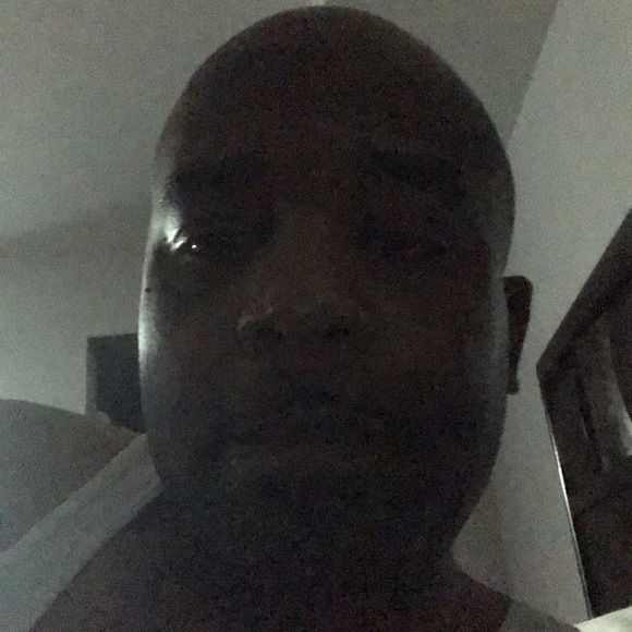 Profile Picture of Dante Quezaire (@dantequezaire) on Poshmark