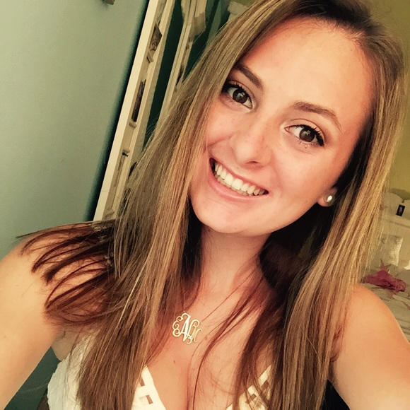 Profile Picture of Emily Noone (@emnoone22) on Poshmark